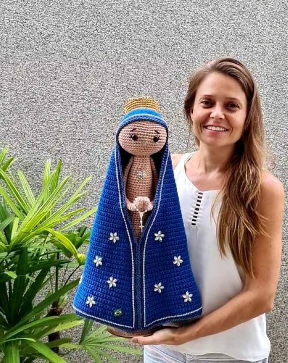 Foto 3 de 3 — Crochê que Ajuda: Santa Casa recebe peça de Nossa Senhora Aparecida de 60 centímetro
